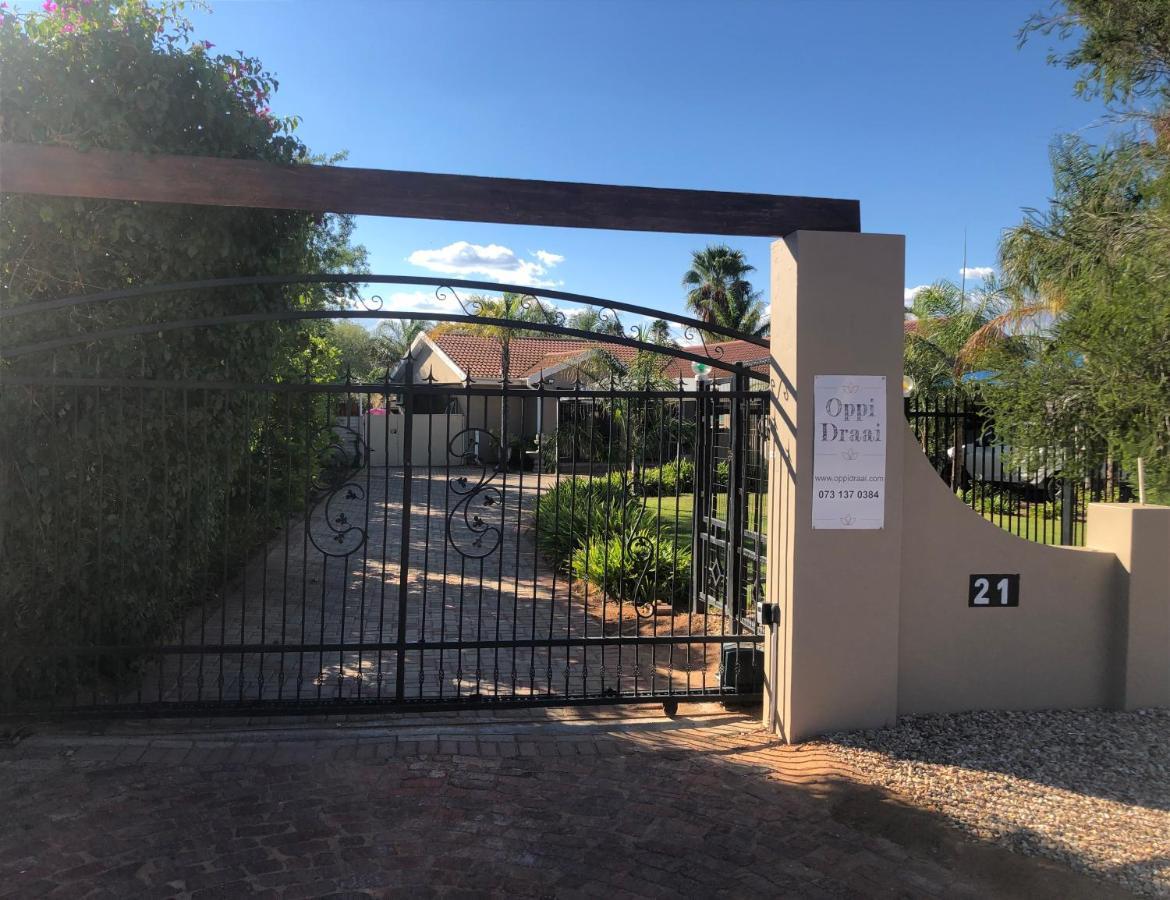 Oppi Draai Guesthouse Oudtshoorn Exterior foto