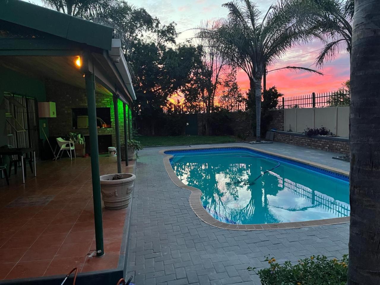 Oppi Draai Guesthouse Oudtshoorn Exterior foto