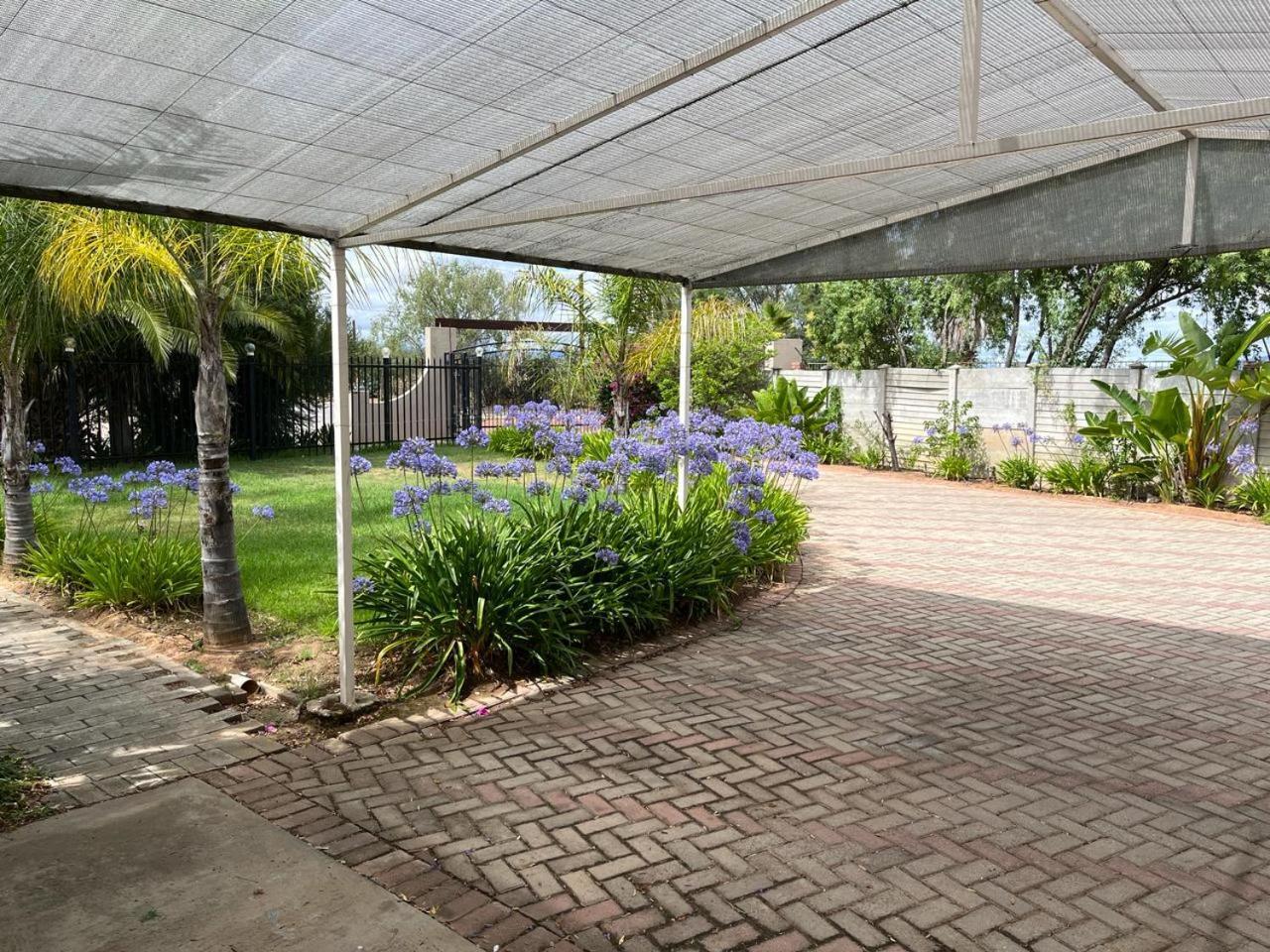Oppi Draai Guesthouse Oudtshoorn Exterior foto