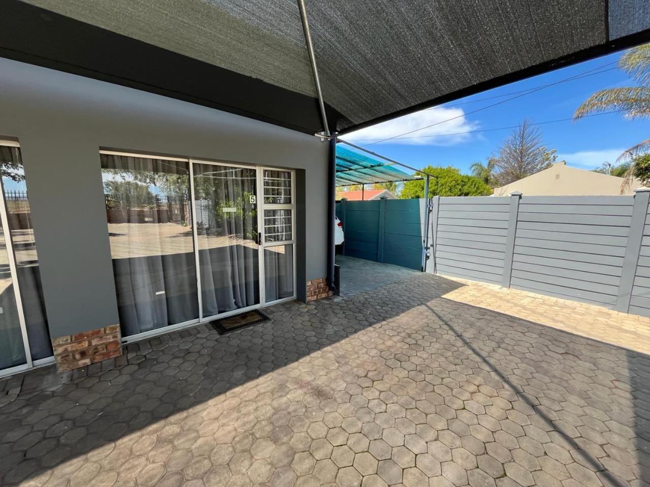 Oppi Draai Guesthouse Oudtshoorn Exterior foto